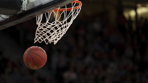 NBA篮球比赛扣篮精彩画面 - 球员在空中完成扣篮动作